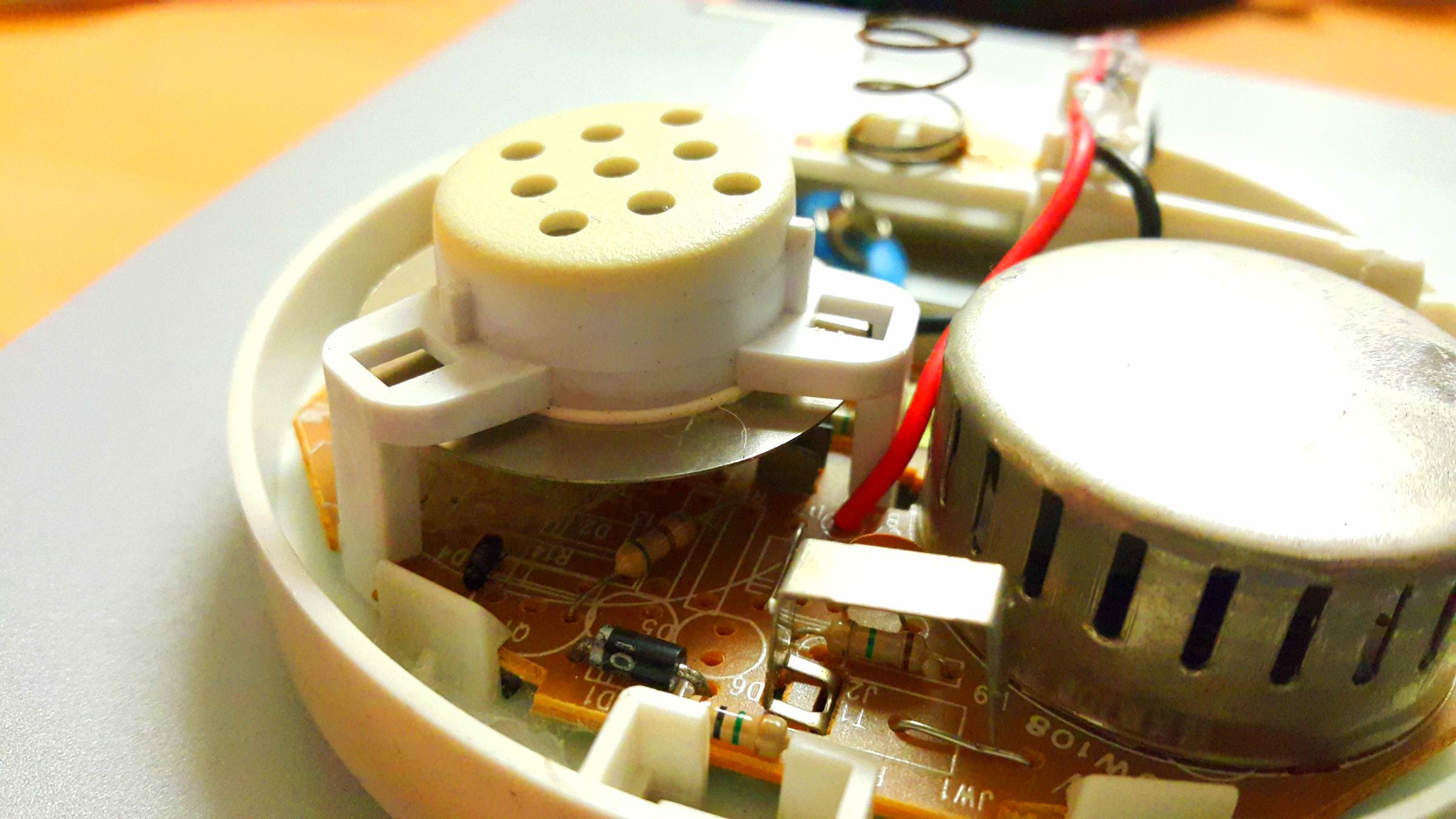 Inspection of an Expired Smoke Detector. 6 Steps Instructables