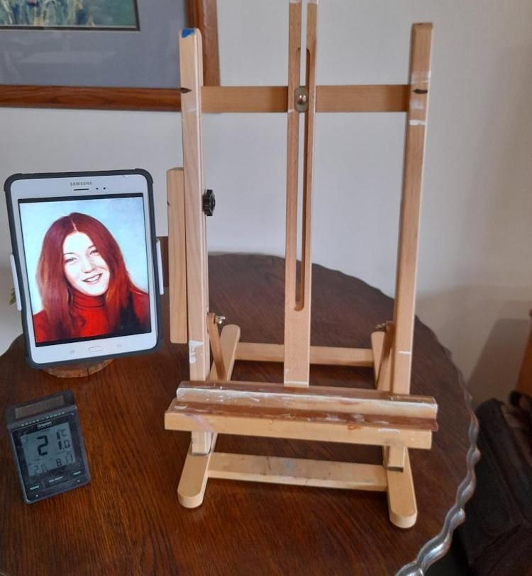 EASEL TABLET OR PHONE HOLDER - FOR REFERENCE PHOTO