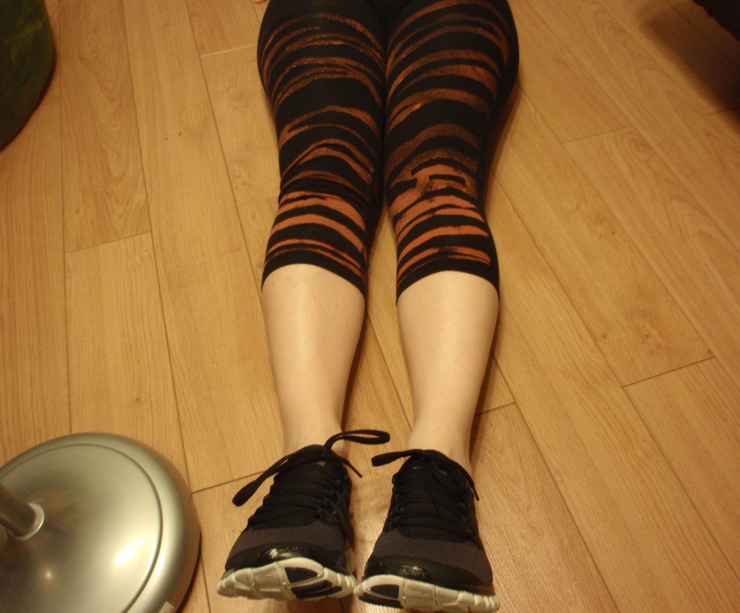 DIY Zebra Print Leggings Using Bleach