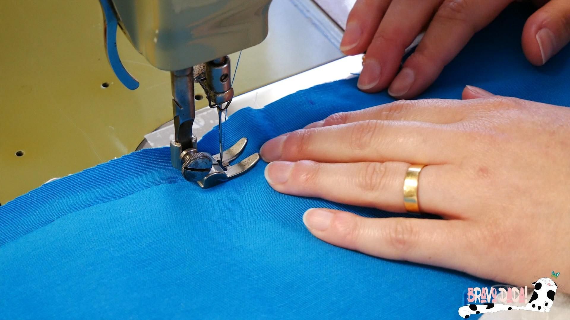 DIY How to Make a Quilted Sewing Machine Mat With Pockets and Thread