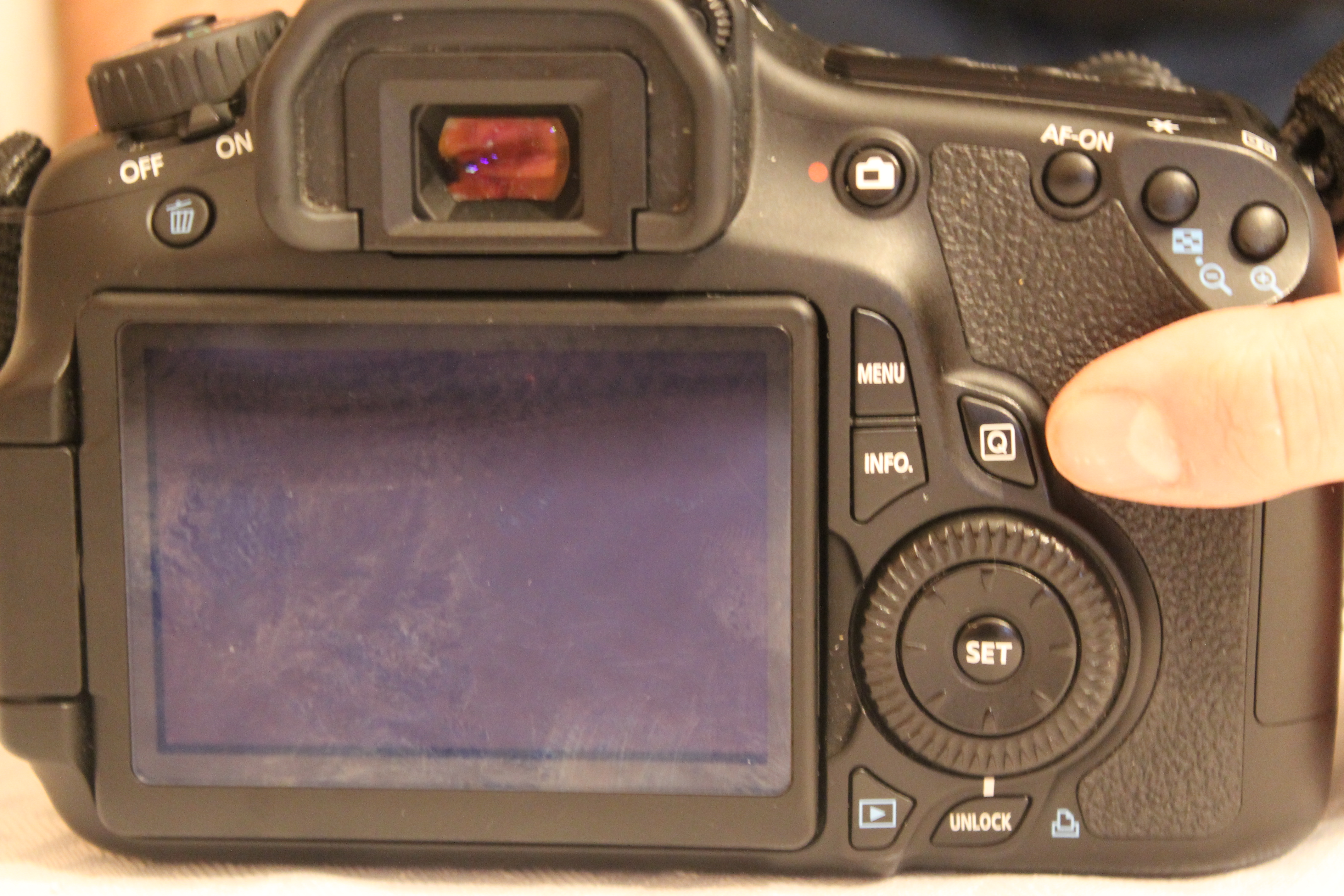 Selecting an Aperture in Aperture Priority Mode With a DSLR or a Point