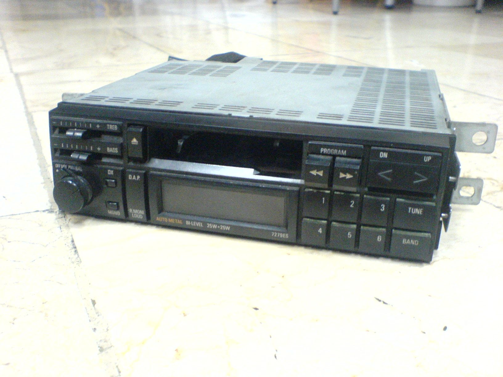 How to Remove a Car Stereo From a Toyota Corolla '89 (AE92)