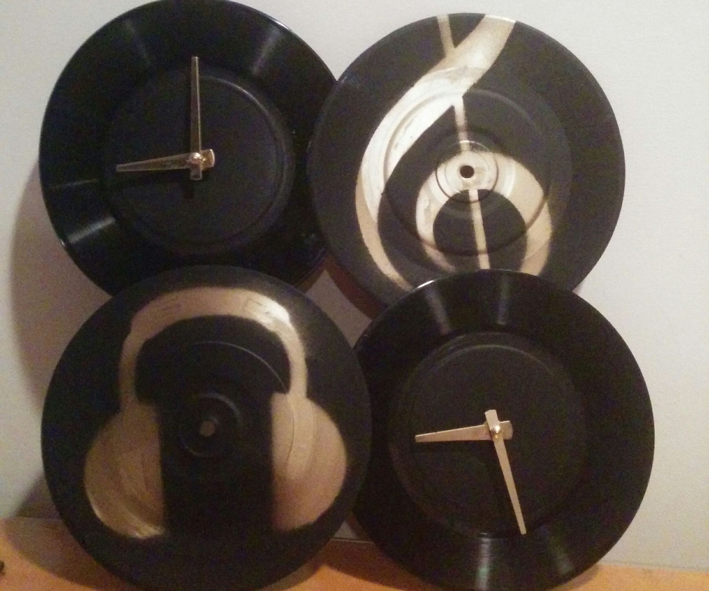 Vinyl Dual-country Clock