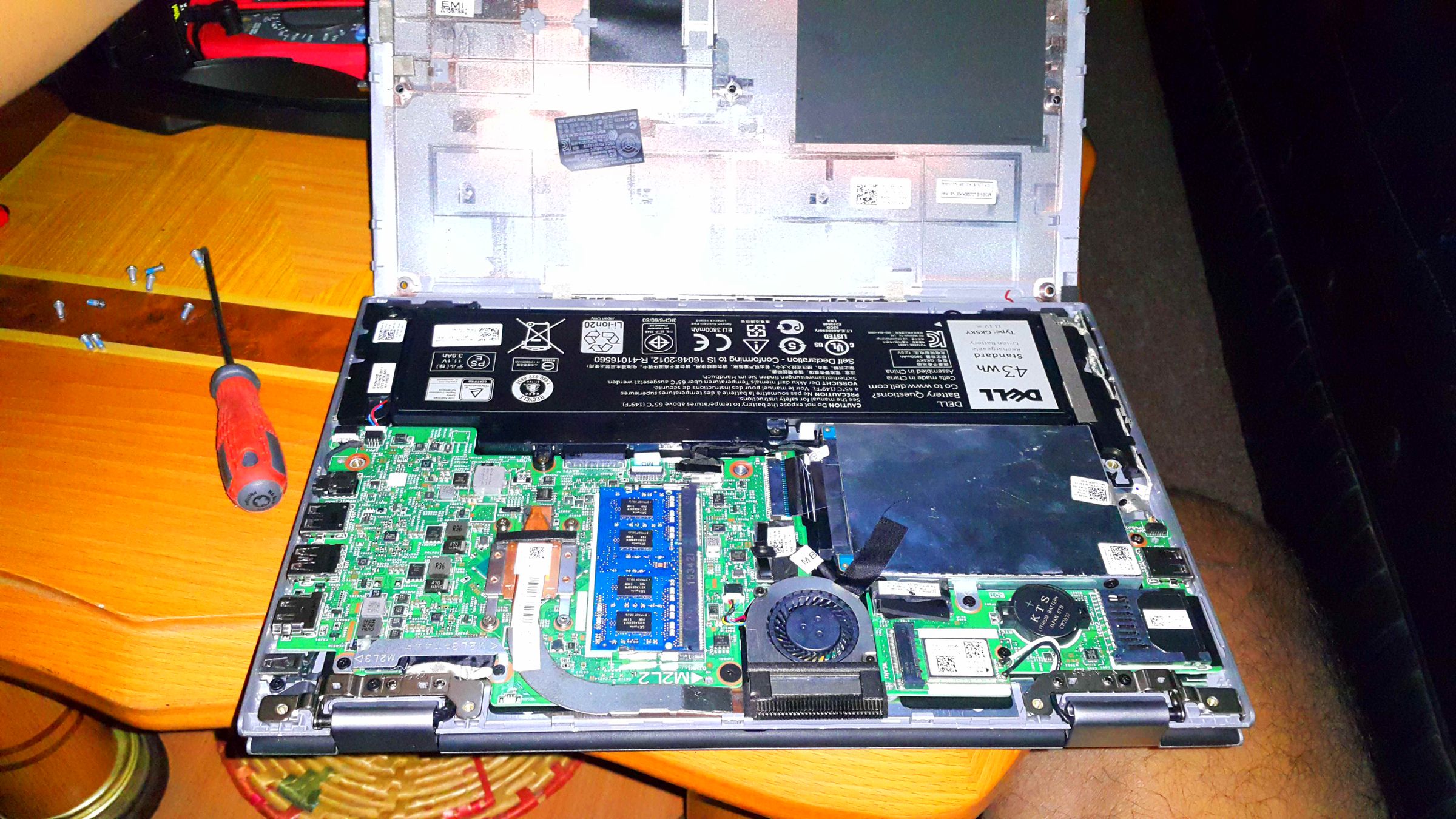 Removing the Battery of a Dell Inspiron 3147. Instructables