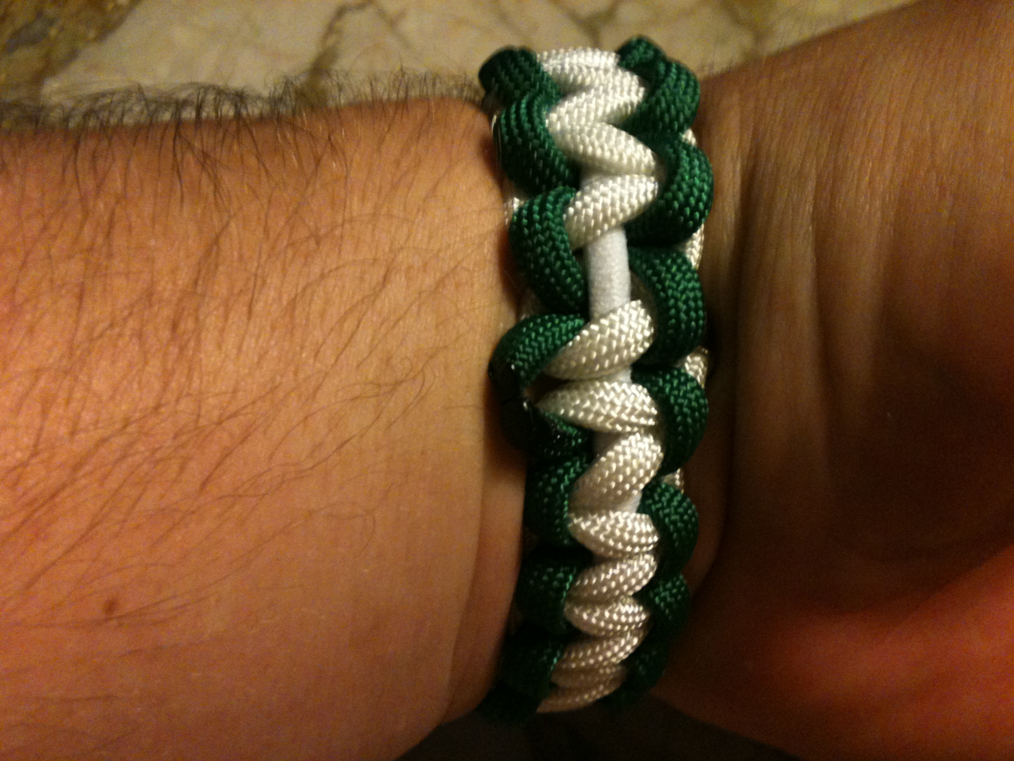 Paracord Bracelet Without Clip or Knot! 5 Steps Instructables