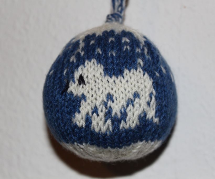 Eisbär-Julekule – Gestrickte Christbaumkugeln