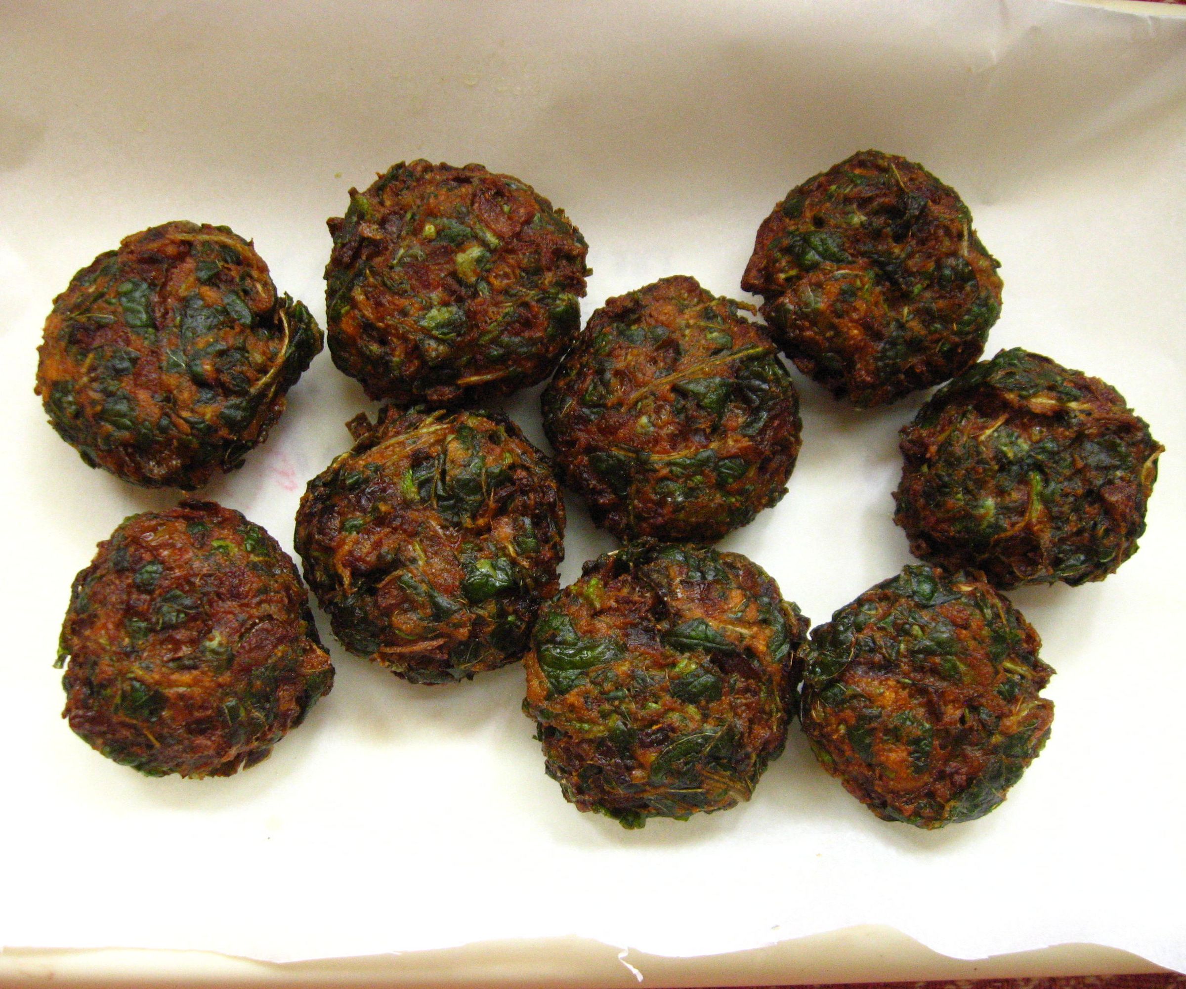 Keerai Vadai : Deep Fried Fritters Made With Green Amaranth Leaves