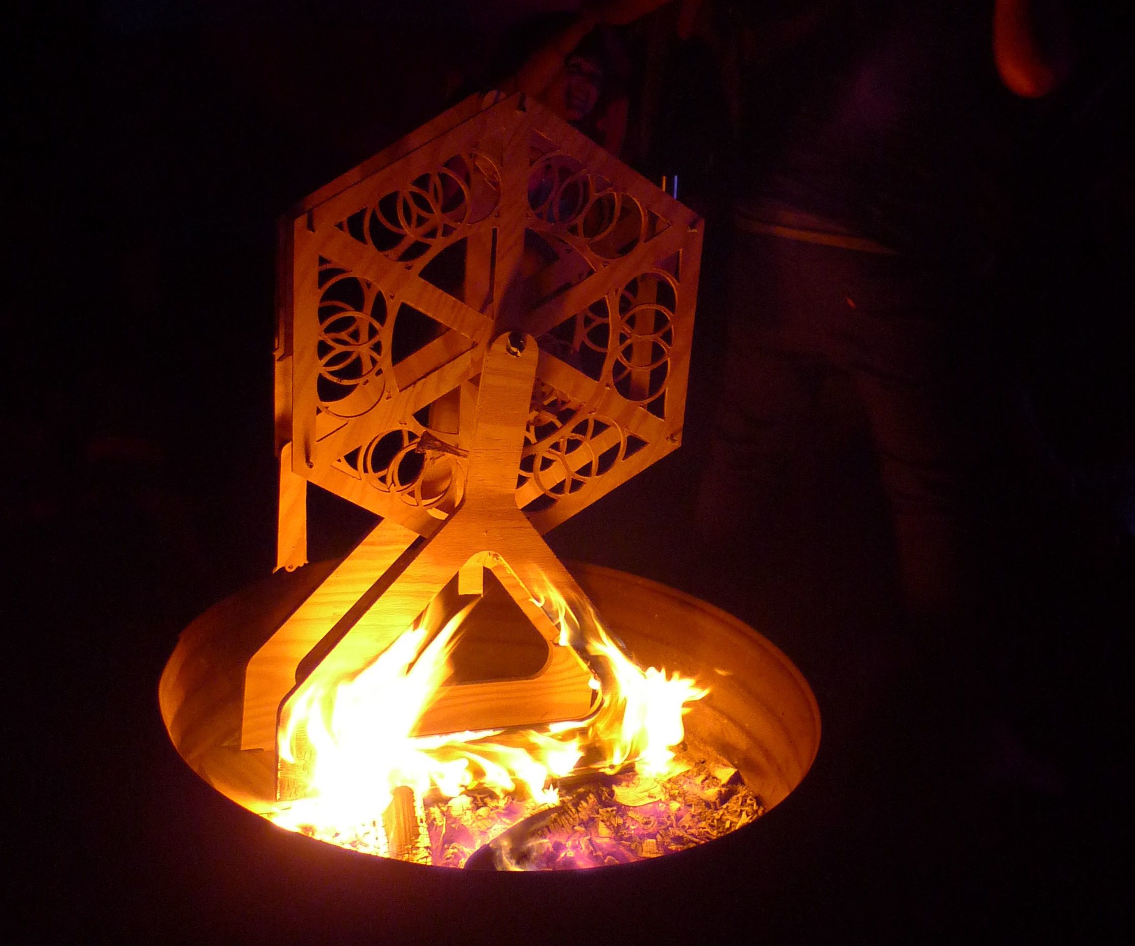 Flat Pack Alcohol Bottle Holding Ferris Wheel