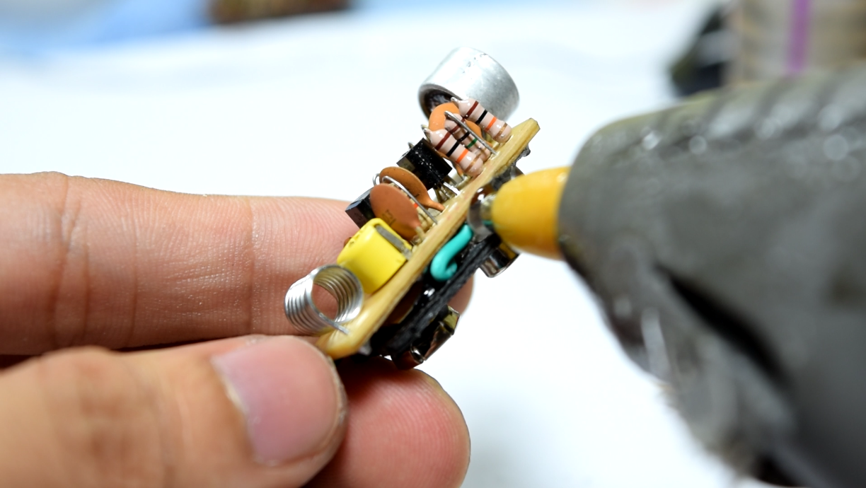 Самодельное подслушивающее устройство. Радиожучок на 3 транзисторах. Радиожучки для прослушки. Как сделать прослушку. 101-58 радиожучок для прослушки.