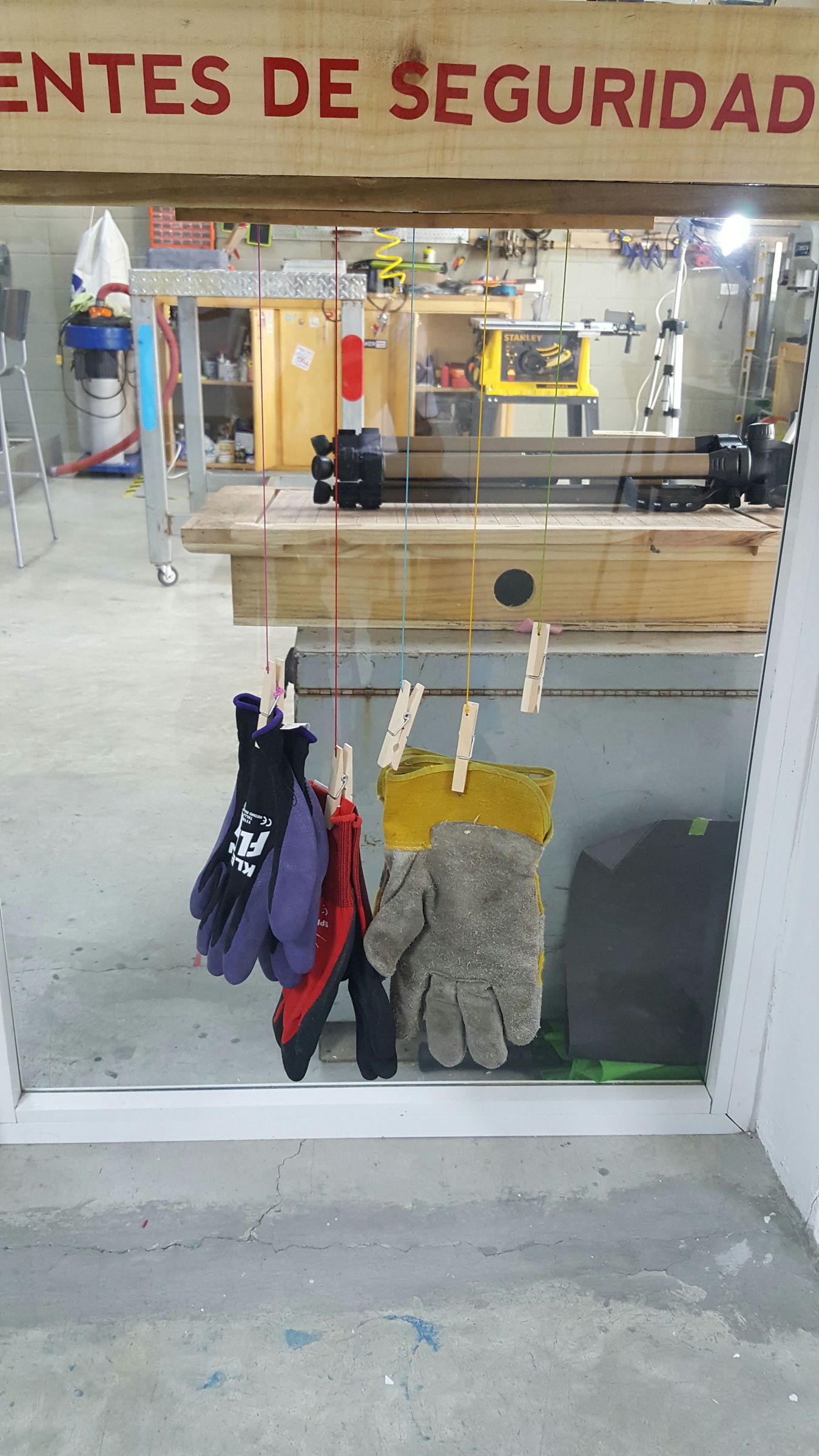 Rack Con Hilos Para Guantes