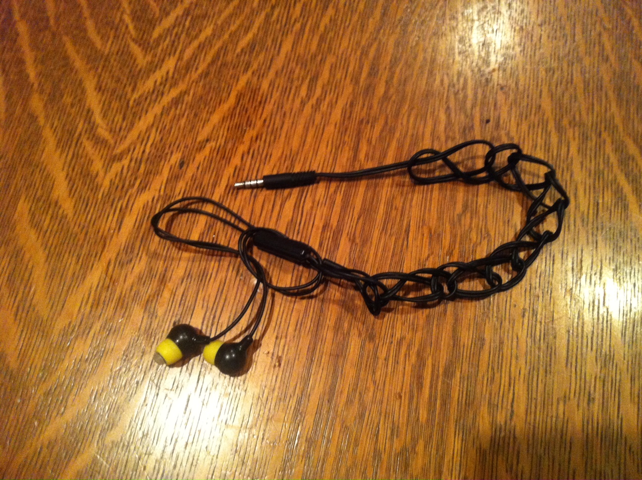 Quick Release Anti-Tangle Earbud Storage.
