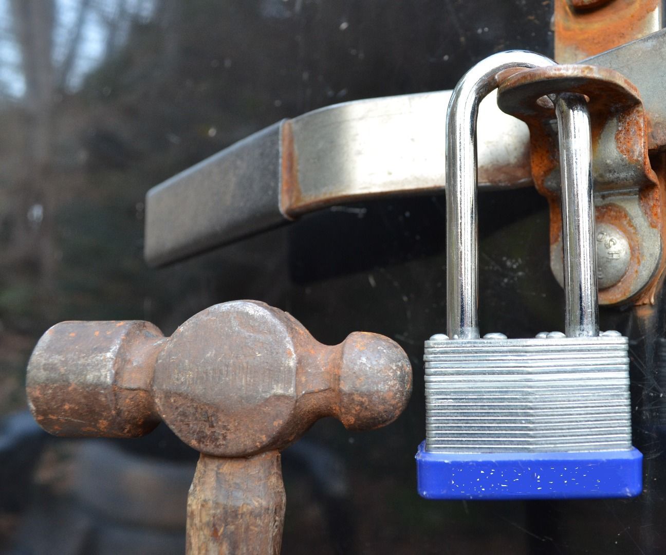 Easily open lock with a small hammer