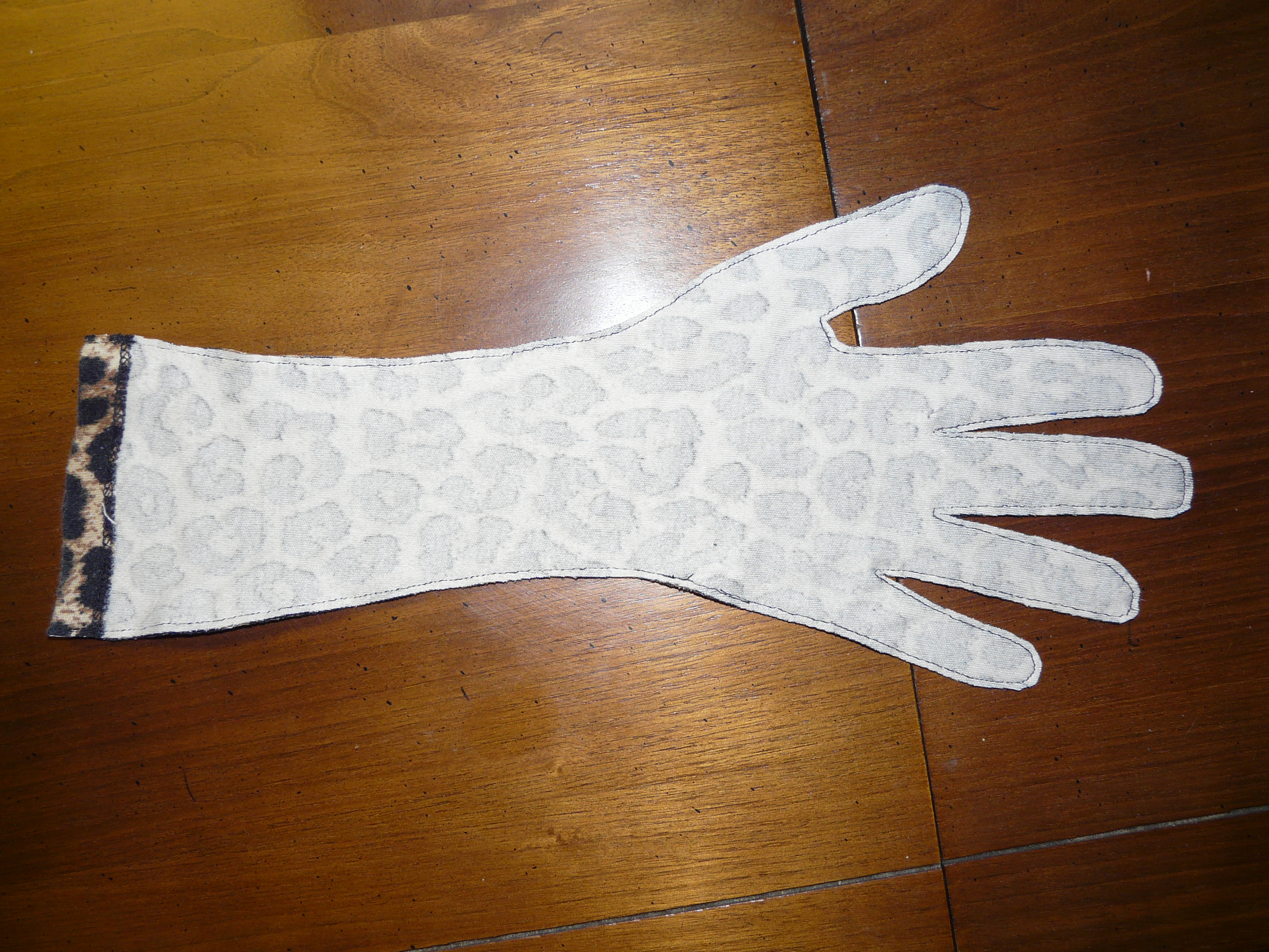 Matching Gloves and Top Made From a Longsleeved Shirt 7 Steps (with