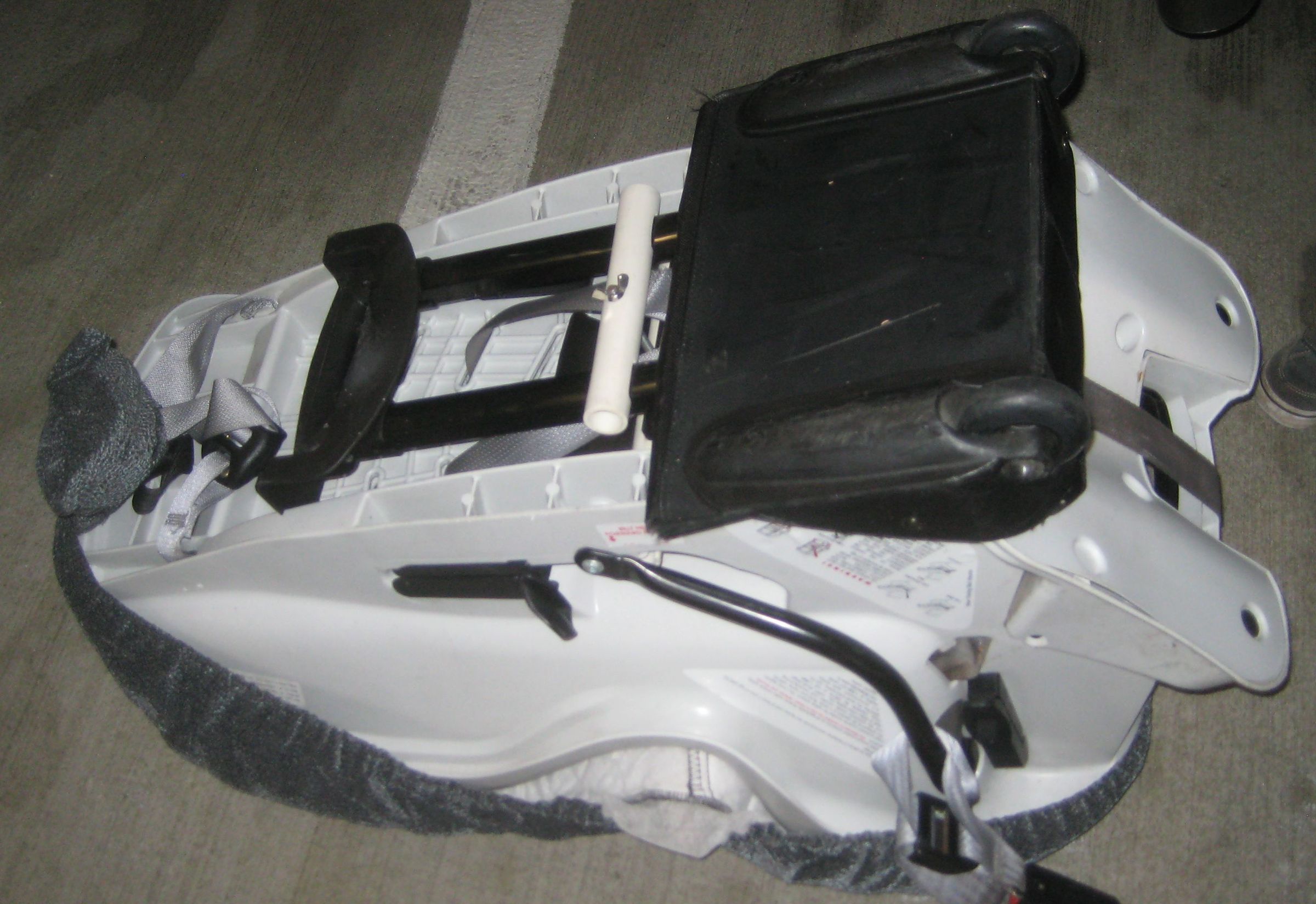 Build a Cheap Car Seat Roller for Use at the Airport 4 Steps