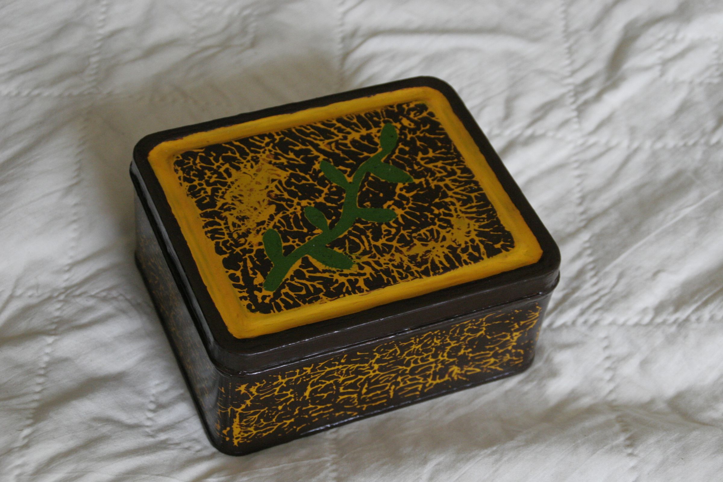 Marble effect tin box