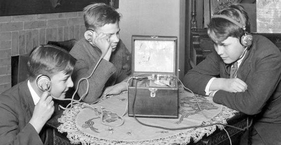 AM DX'ing, the Hobby of Listening to Radio Signals From Far Away...