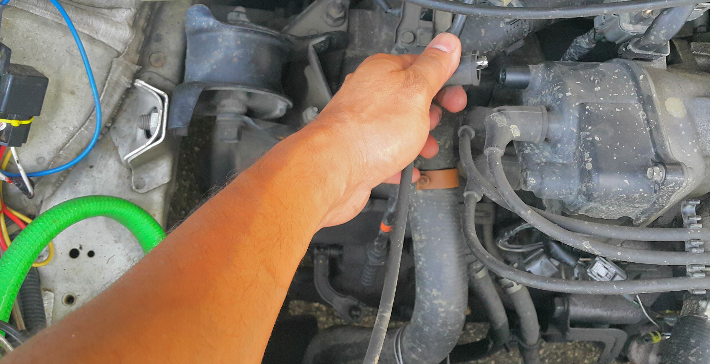 Replacing Spark Plug Wires (Honda Civic 1999 D16Y7)! 4 Steps