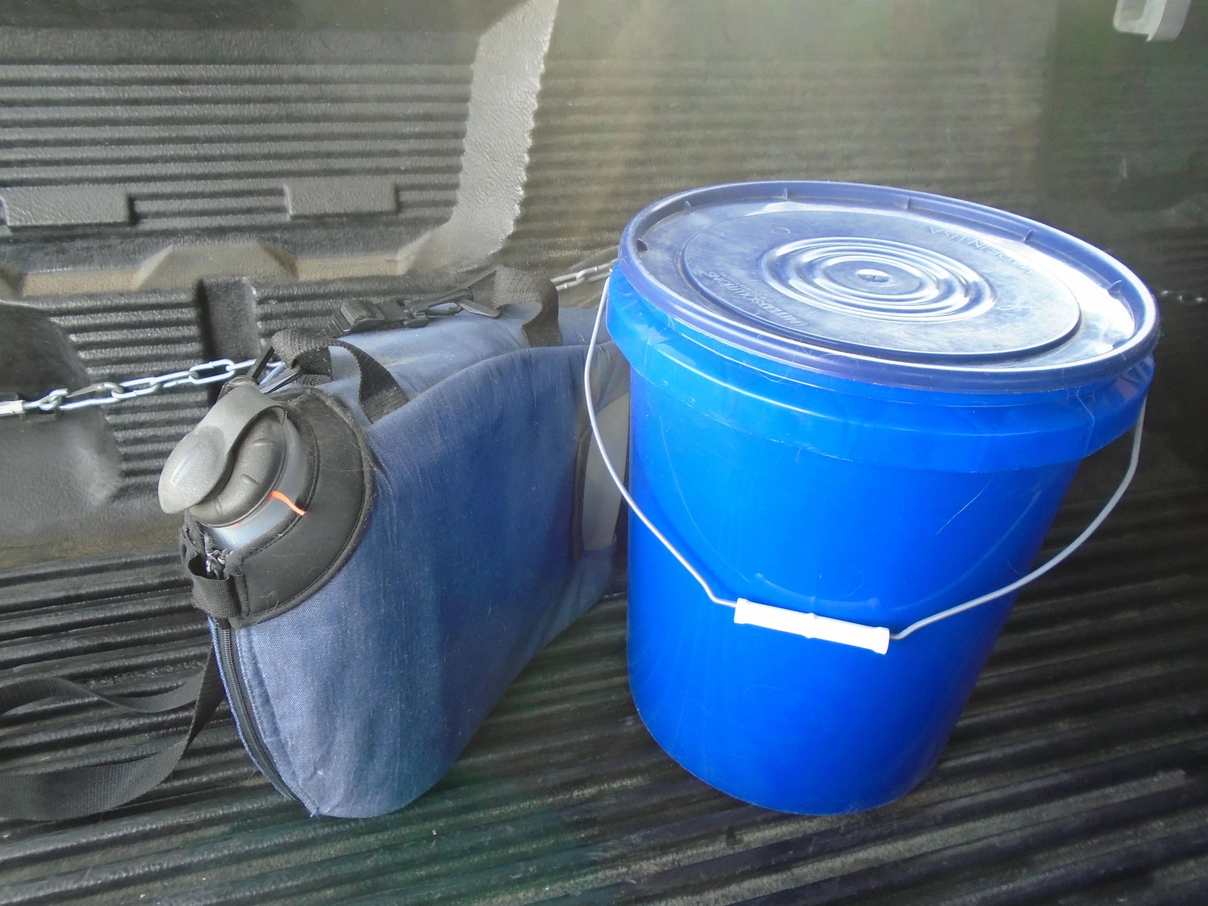 Traveling Pet Bucket