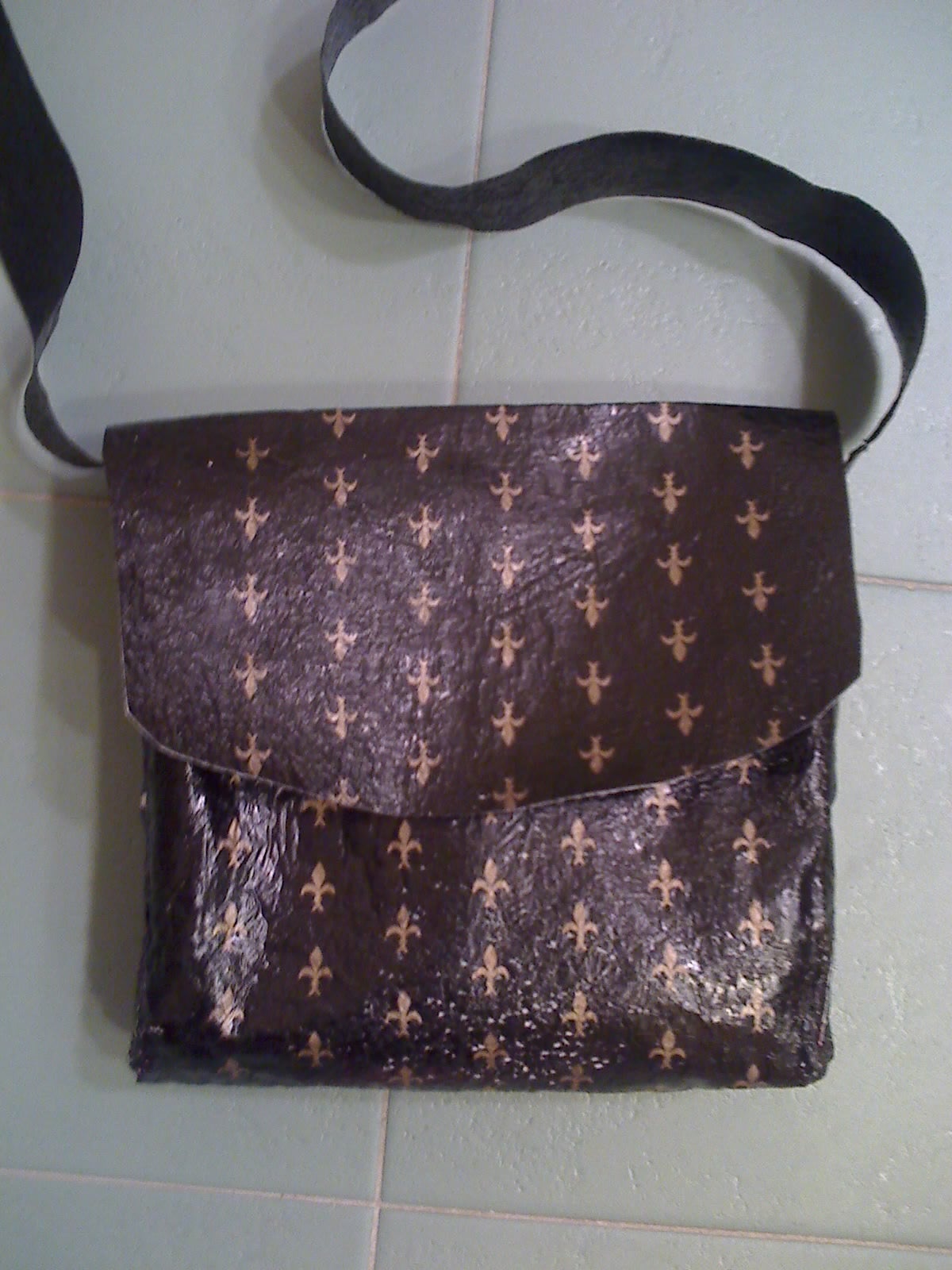 Recycled Plastic Messenger Bag or Purse 7 Steps (with Pictures