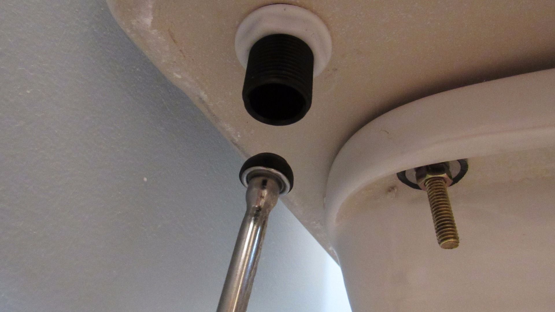 How to Fix a Leaking Toilet Tank 16 Steps (with Pictures) Instructables
