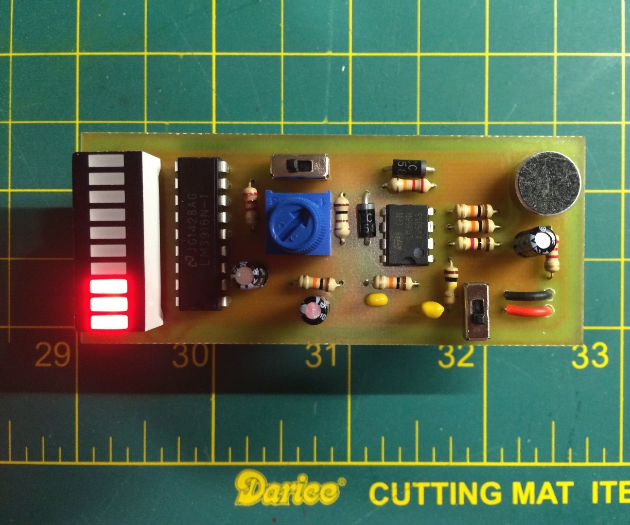 Mini Decibels - a Simple Volume Meter With an Electret Mic & LM3916