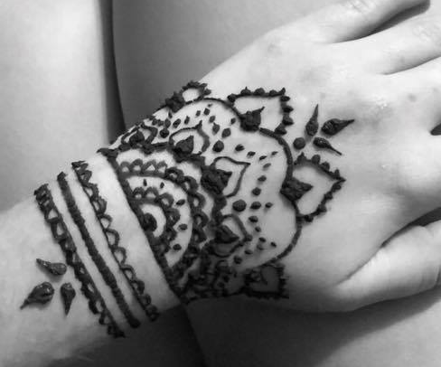 How to Make Henna Tattoo and Apply It