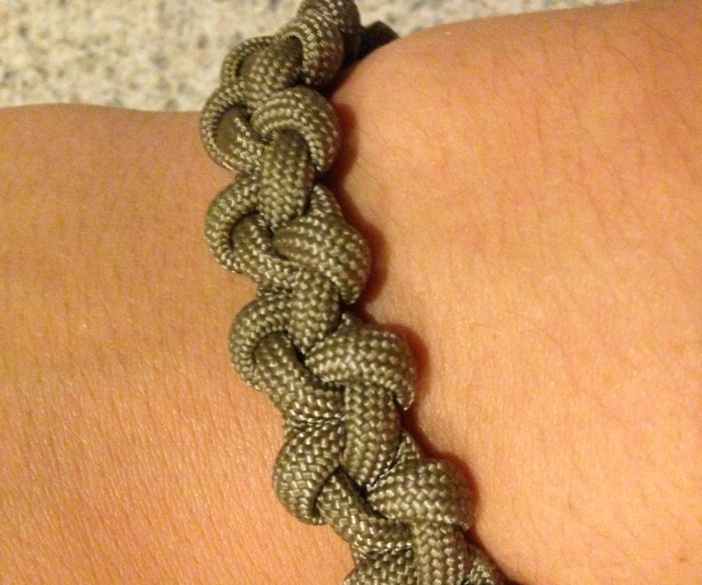 Slim Crossing Bar Paracord Bracelet