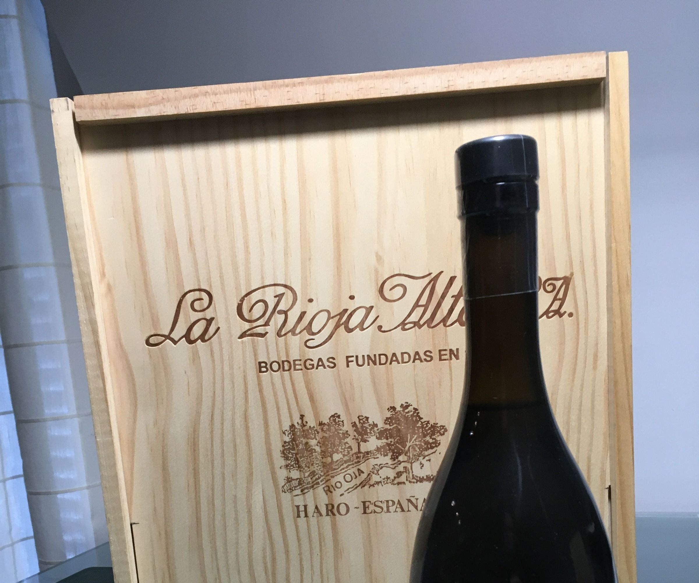 Phone Stand With a Wine Box to Reproduce Documents