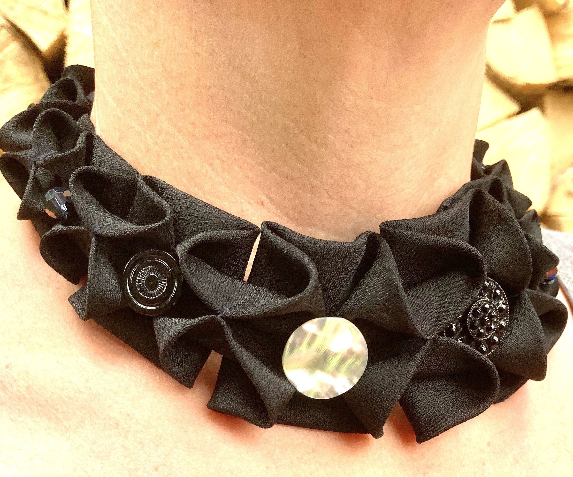 Tie to FROSCHGOSCHERL Choker