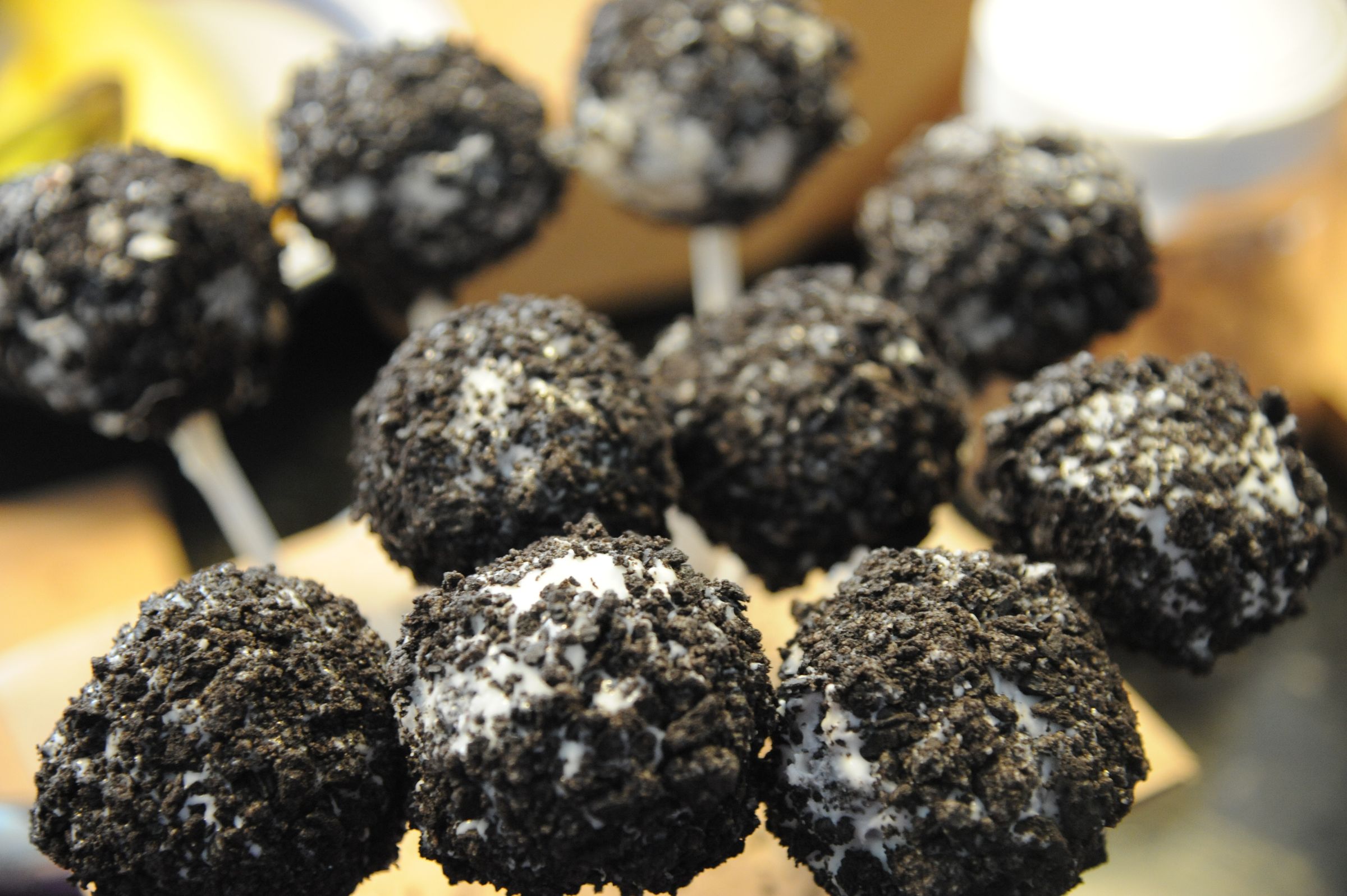 Black and White Cookie-Crumb Cake-Pops