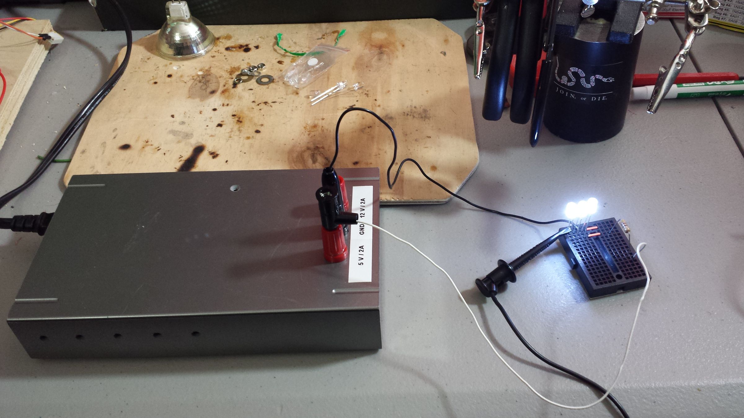 Building a Super Simple Regulated Bench Power Supply From an Old