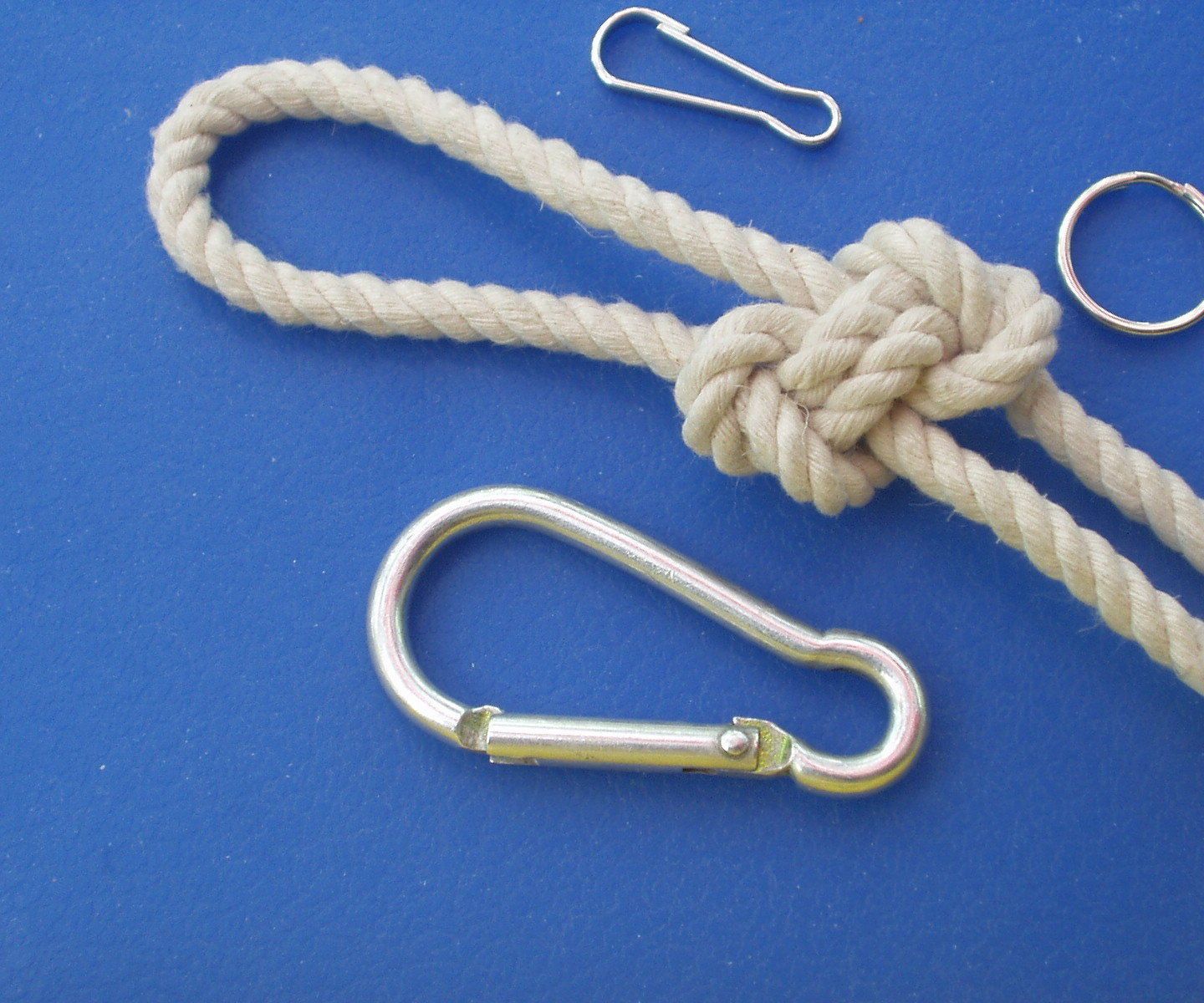 Interwoven Figure-8-knots Loop