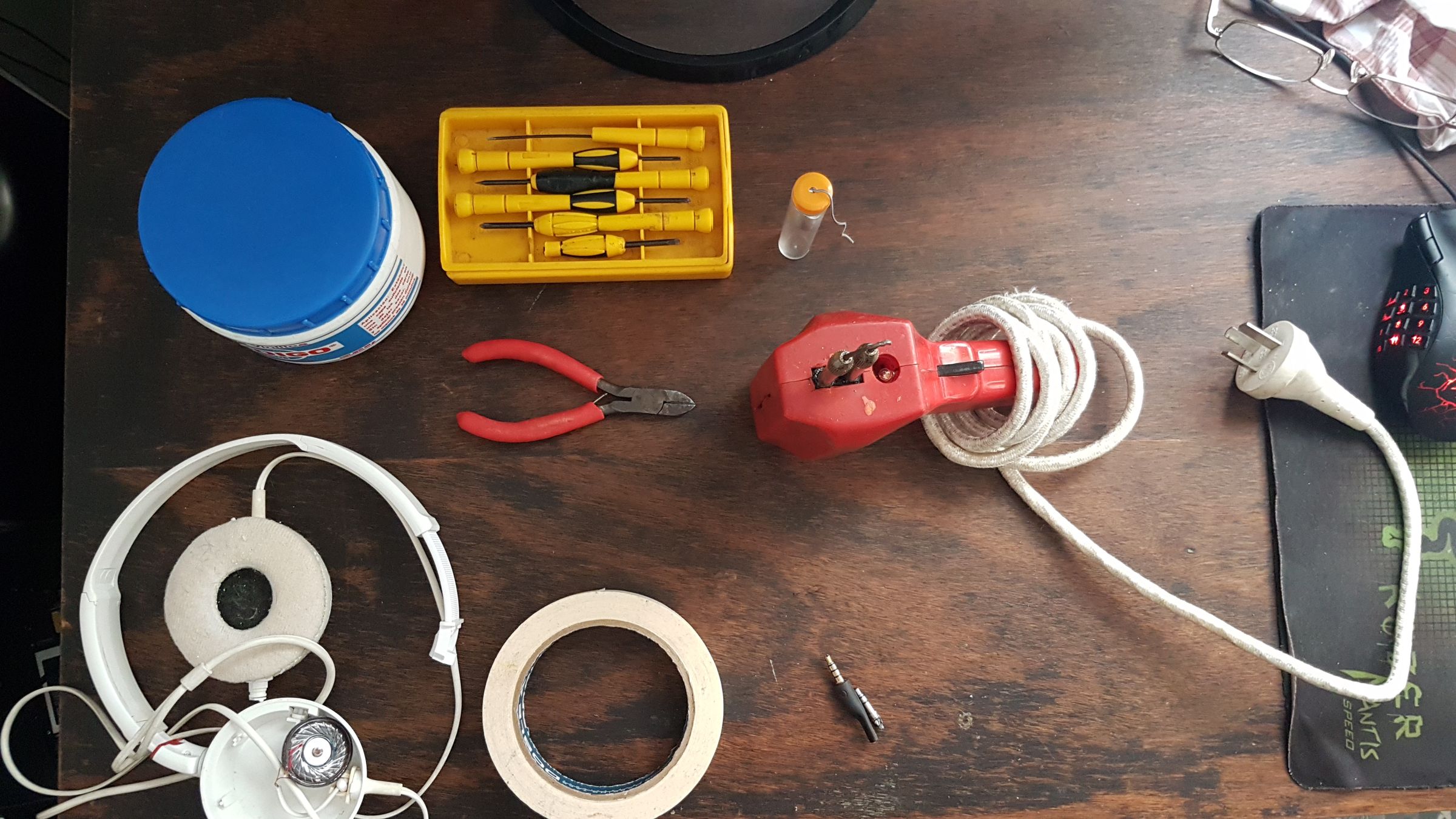 Recycling Headphones With Cardboard 6 Steps (with Pictures