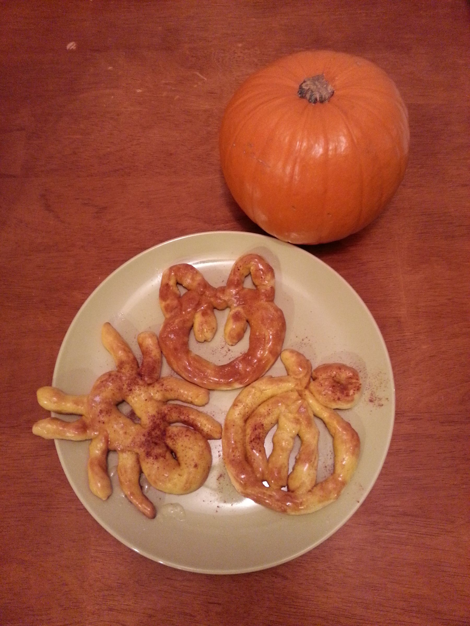 Soft Pumpkin Pretzels With Cinnamon Sugar!