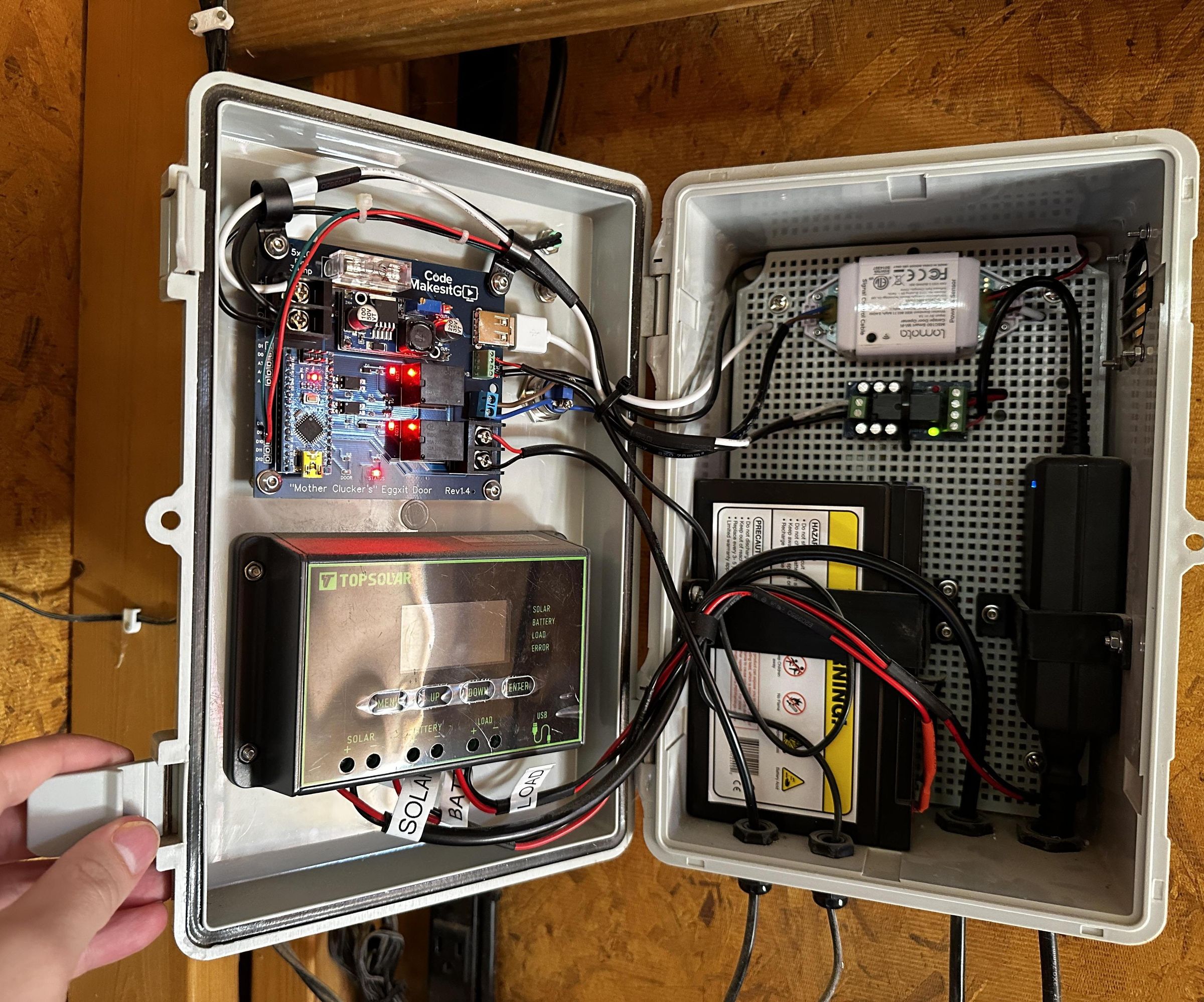 Automatic Chicken Coop Door 🐔 With Solar Power and Battery Backup