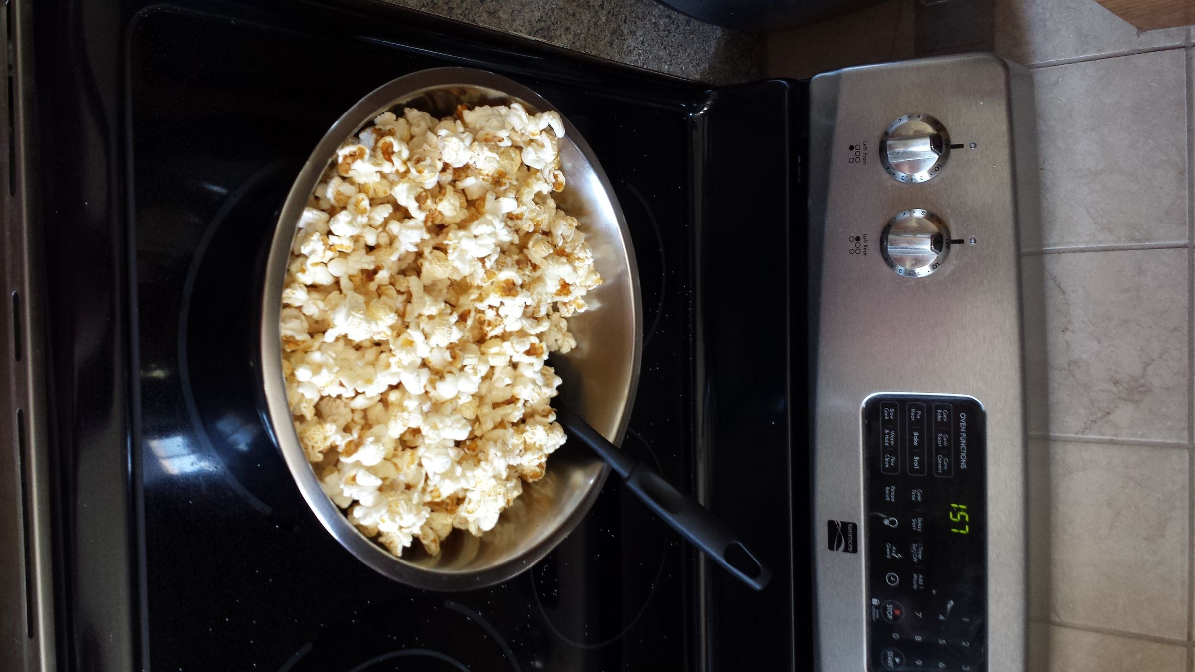 How to Make Kettle Corn With a Whirley Pop Machine on an Electric Stove