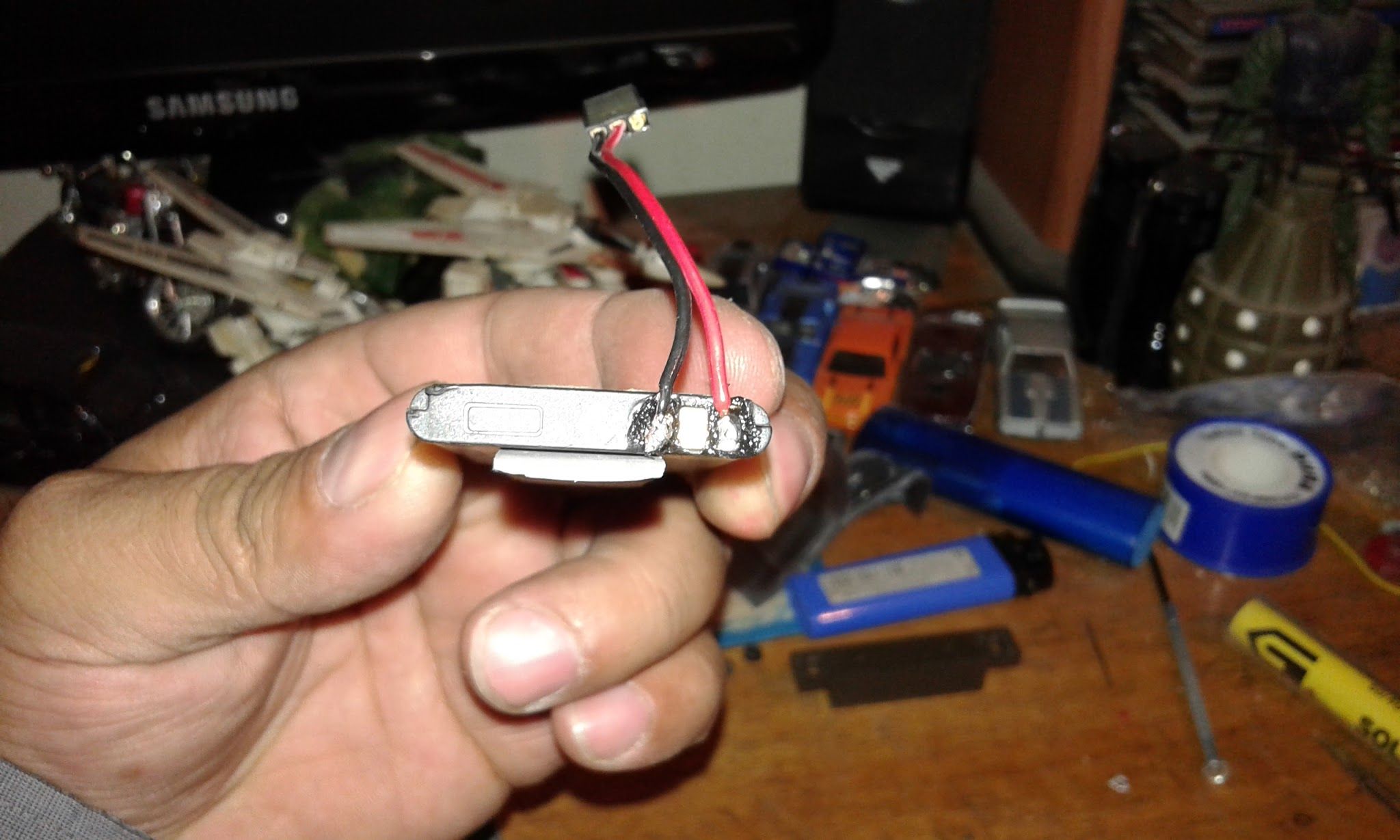 How to Adapt a Cellphone Battery Into a Digital Camera and It Works