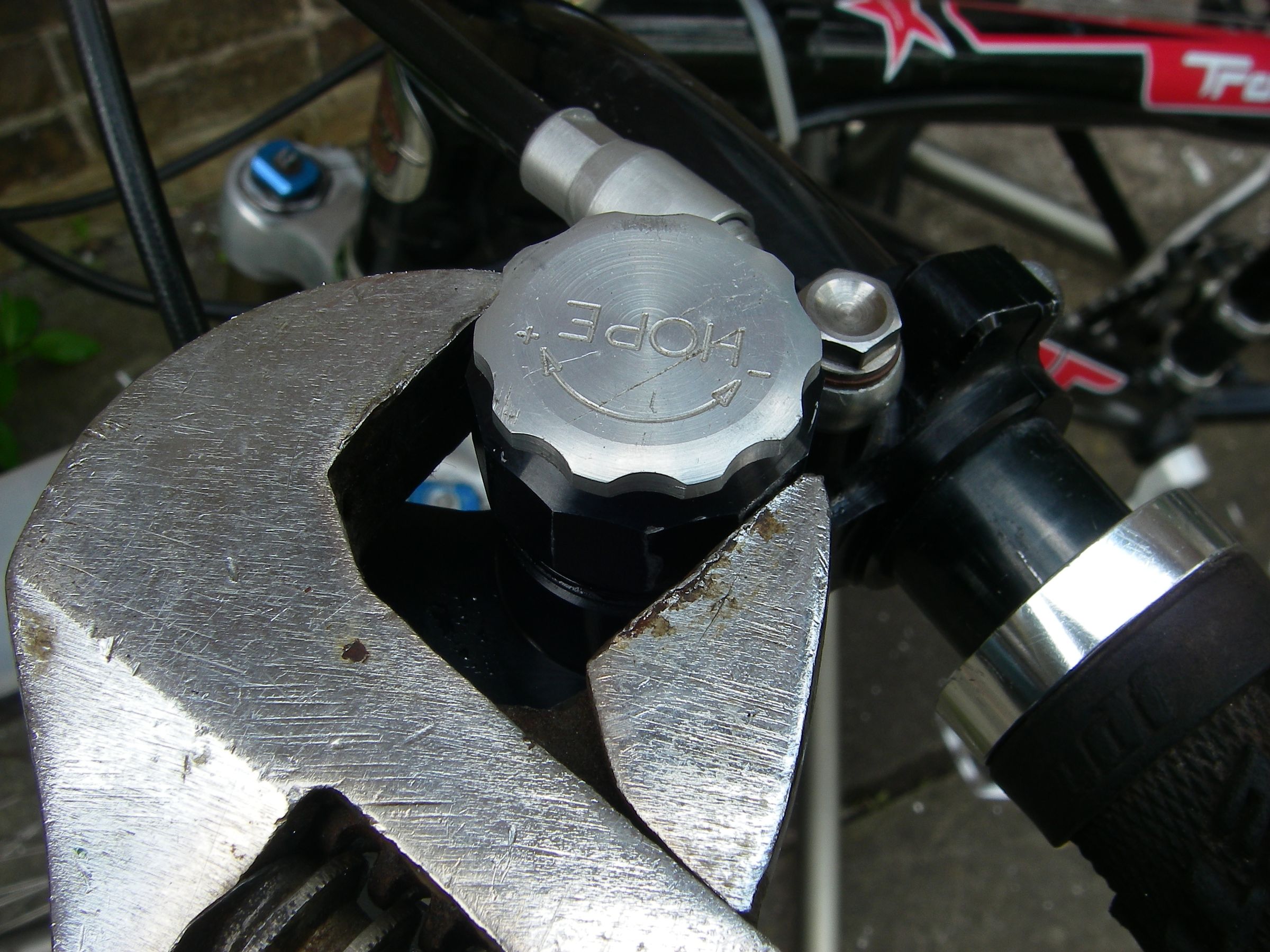 how to fix hydraulic brakes on a bike