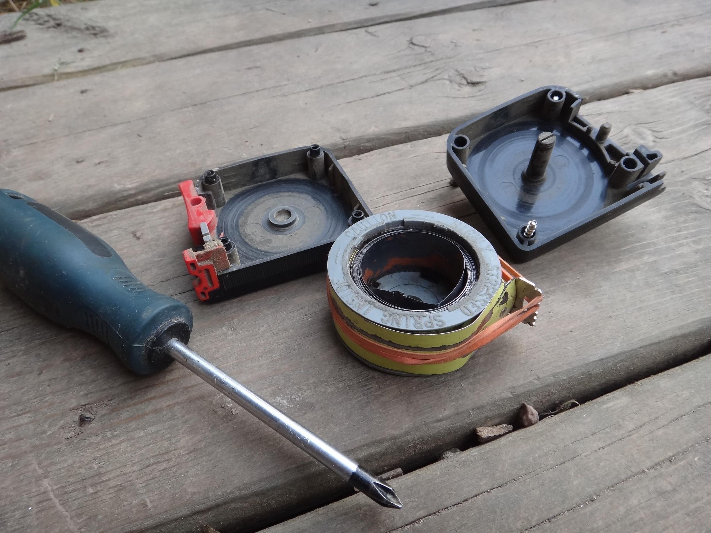 How to Fix a Measuring Tape That Won't Retract (Broken Spring) 5