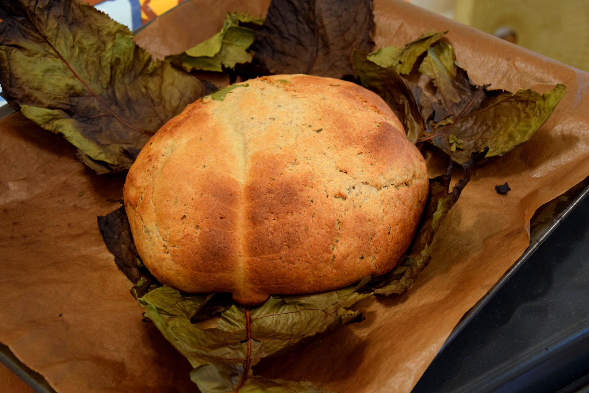 Bread in Horseradish Leaves (Polish Traditional Bread) 4 Steps (with