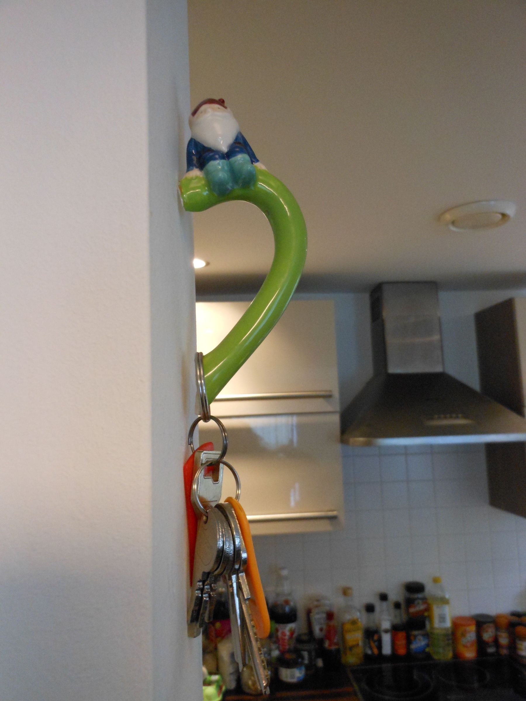 Turning a broken mug into a key holder