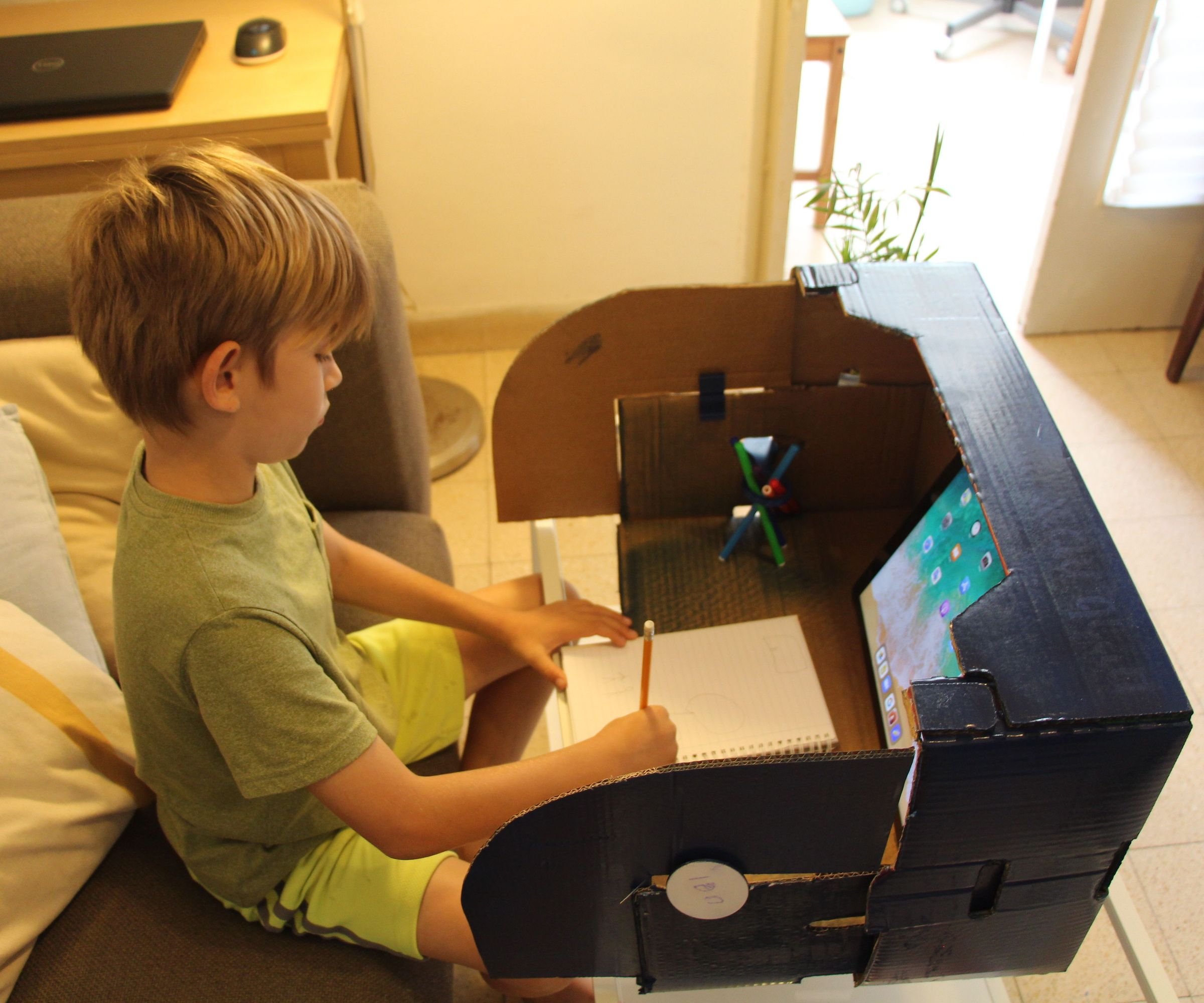 Fixperts Corona: Folding Work Area for Children