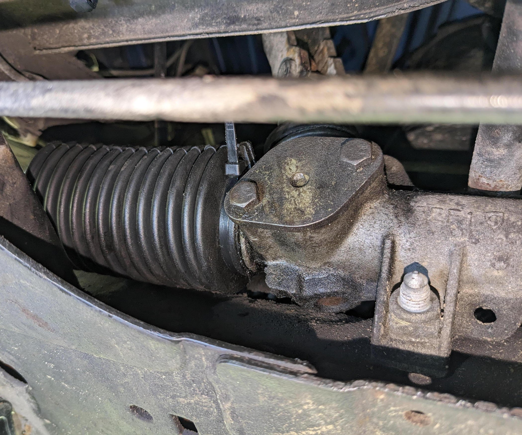Replacing Steering Rack Boots on a Peugeot 205 5 Steps (with Pictures