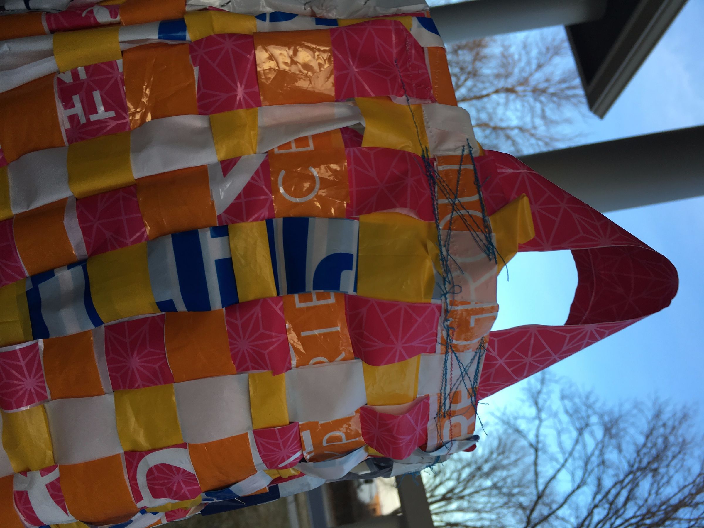 Reusable Grocery Bag Woven Out of Old Shopping Bags! 6 Steps (with