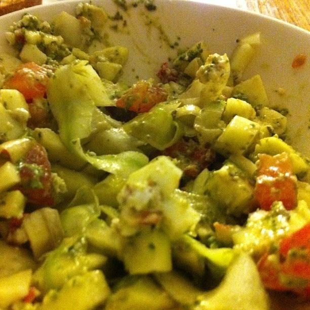 Raw Vegan Zucchini Noddles With Basil Pesto Sauce