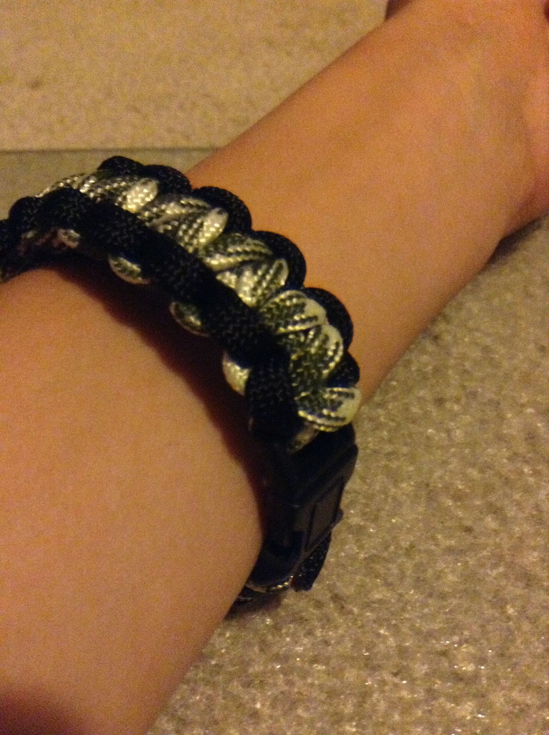 How to Make a Paracord Bracelet (2 Colors)