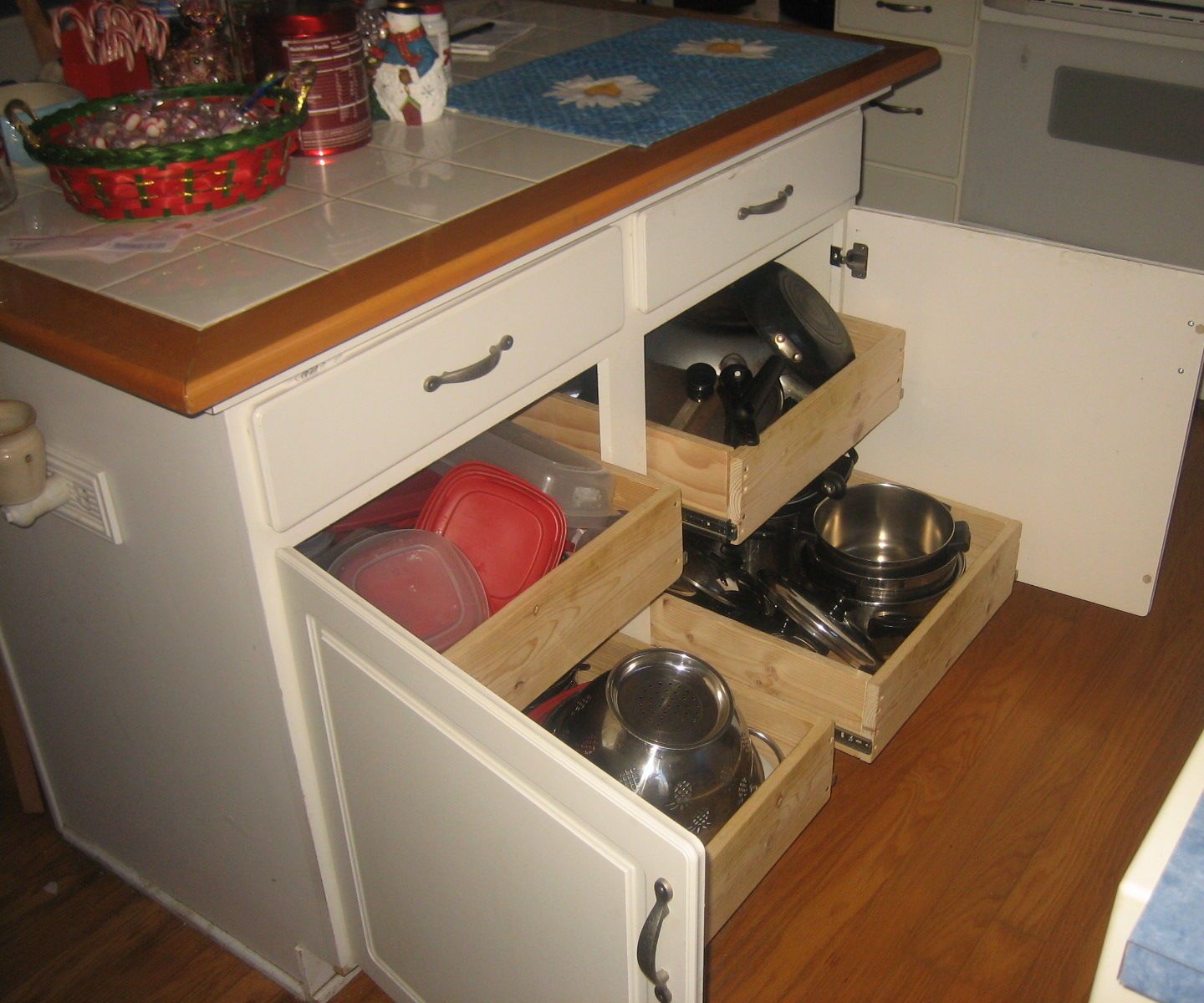 ORGANIZING POTS AND PANS