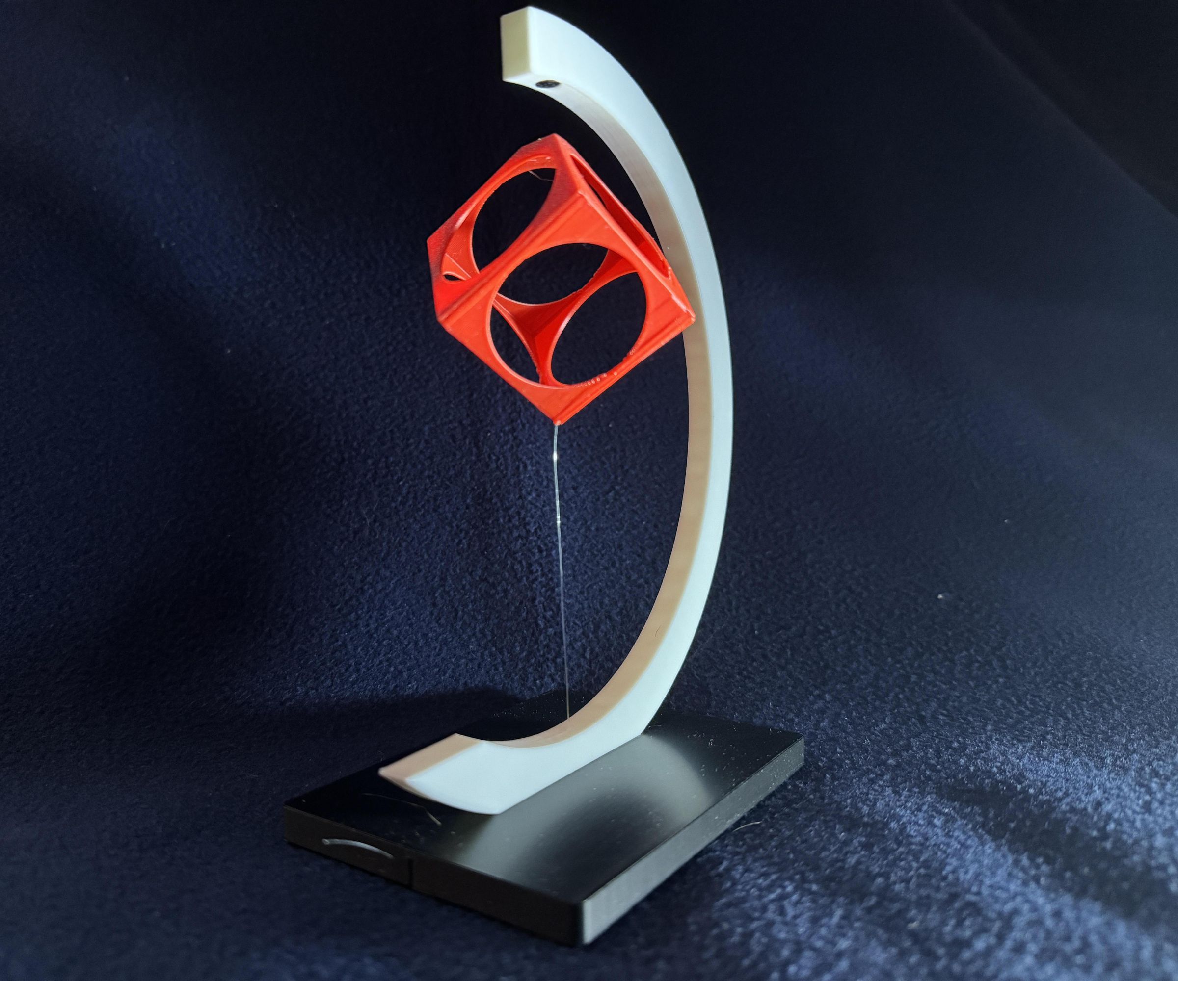 FLOATING CUBE - a Magnetic Illusion