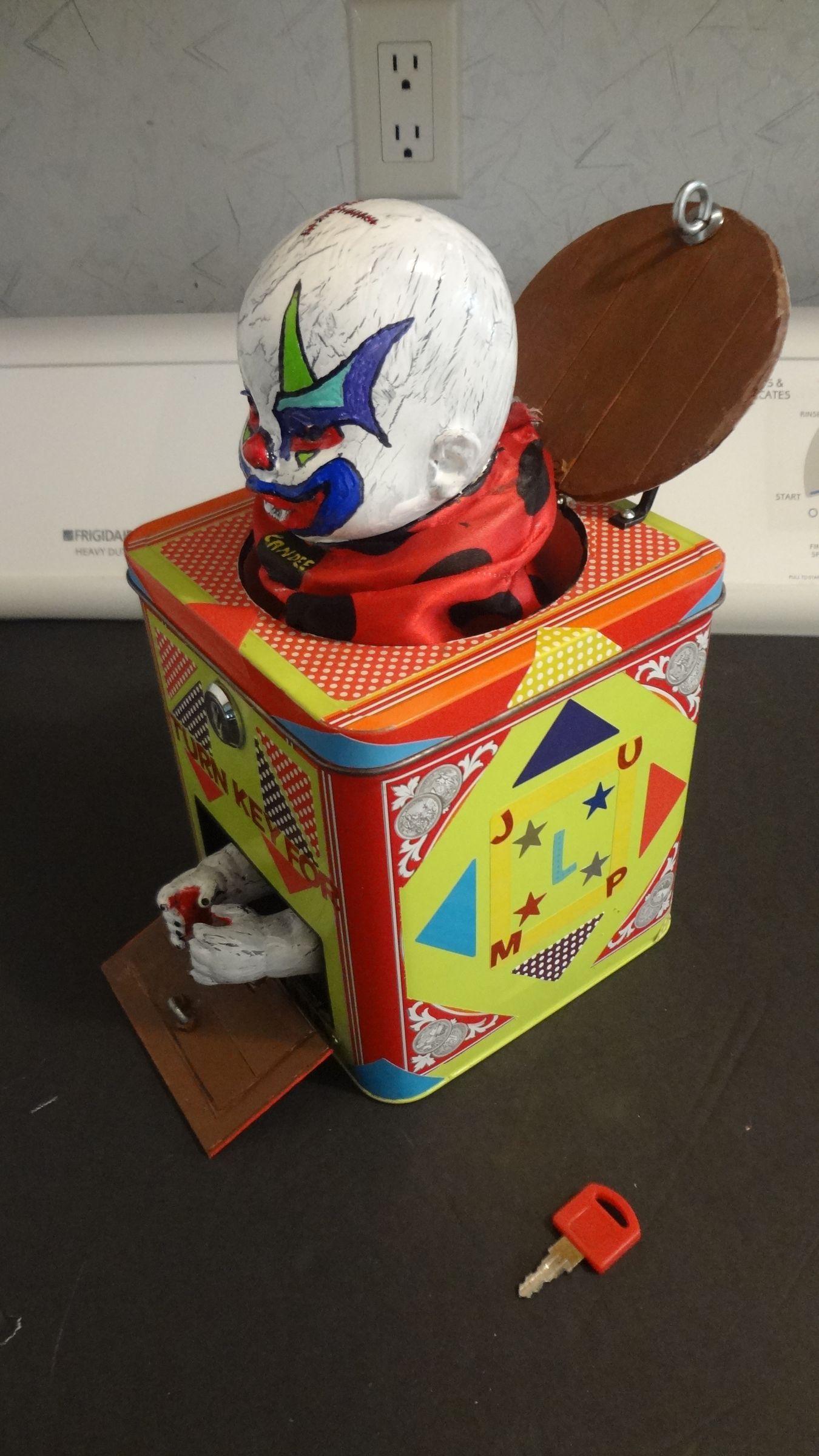Fright Box Candee Dispenser. 12 Steps (with Pictures) Instructables