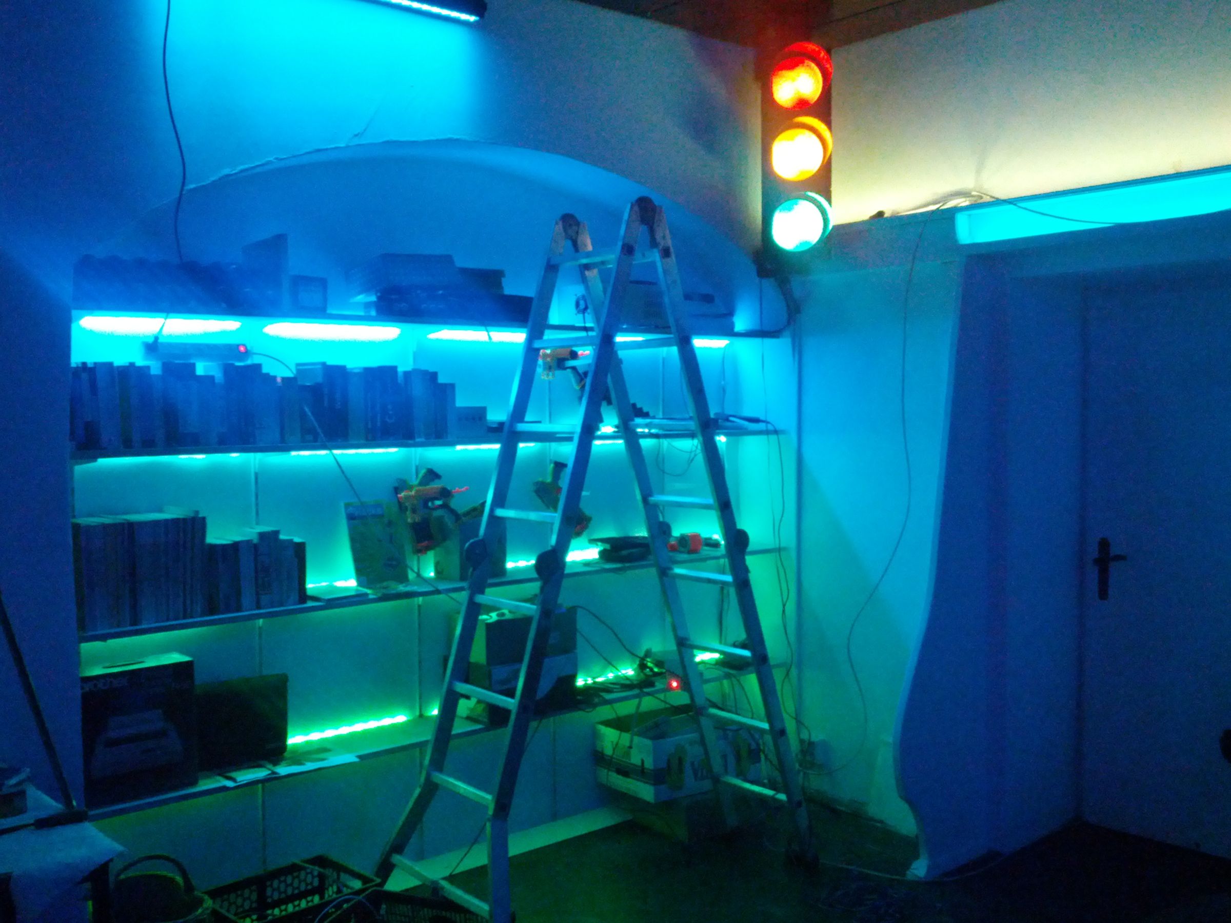 LED Shelf with Traffic Light